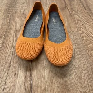 Barely worn AllBirds flats, size 9 in cute mustard color. Super comfy!!